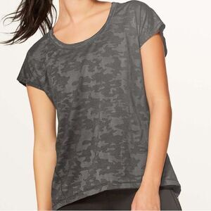 Lululemon Miles Ahead Short Sleeve (Camo) in Size 4